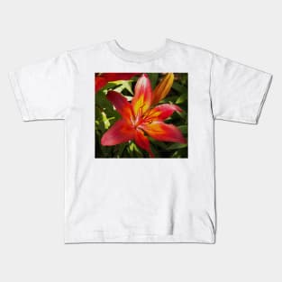 Glowing Fiery Red Lilly in the Garden Kids T-Shirt